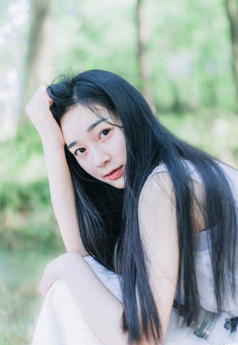 吕蒙微微侧头，箭簇破空带起的劲风卷其他的长发，身后一名偏将被对方一箭射穿了喉咙，也是陈到一路开弓，到现在已经是气力不及，否则的话，以他的本事，这么近的距离射箭，吕蒙断无幸理。